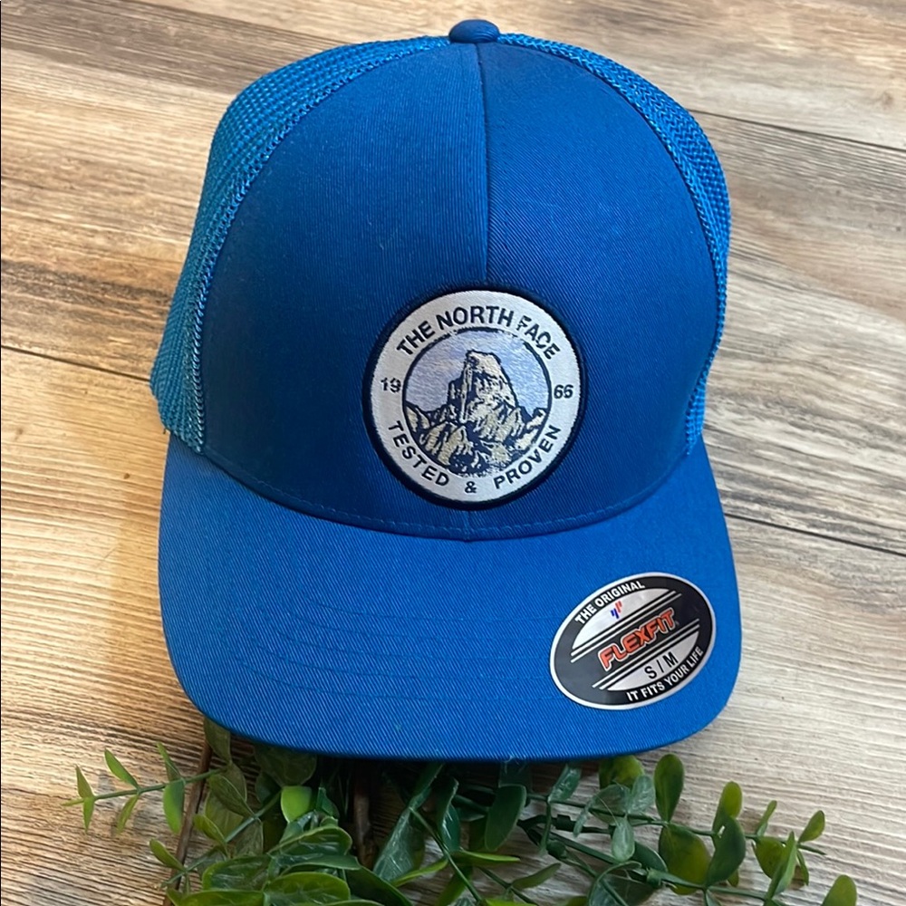 The North Face Truckee Trucker Hat Size S-M Blue Felxfit NWT